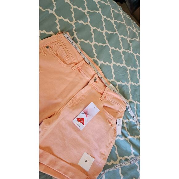 Old Navy Women’s Peach Mid-Rise Distressed Shorts Size 8 | 5” Inseam | NWT - Picture 5 of 8